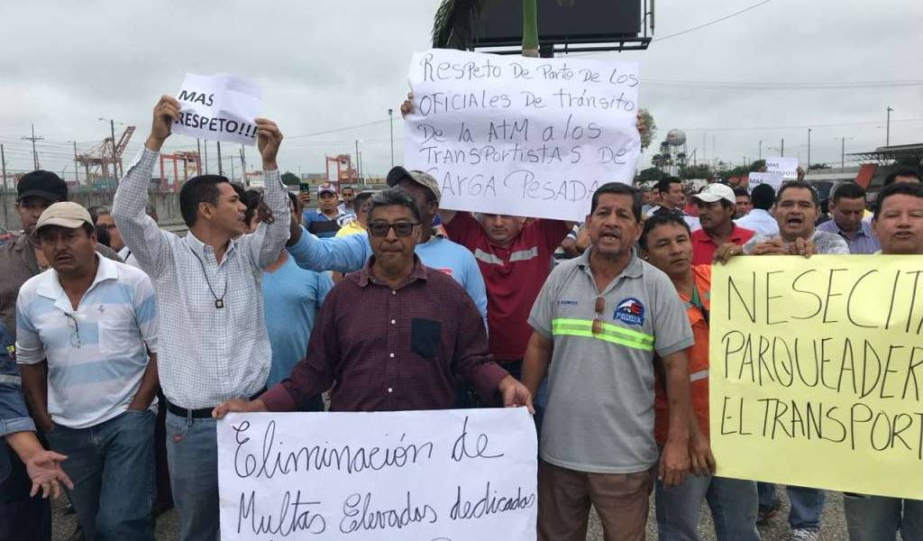 Protesta de transportistas colapsa tráfico en Guayaquil
