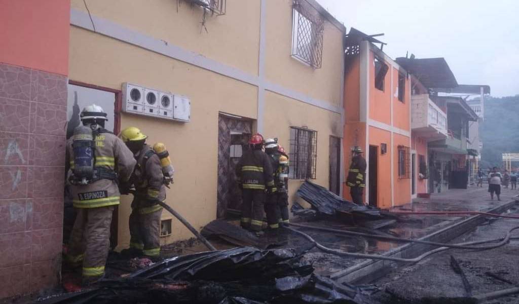 150 bomberos atendieron emergencia en Guayaquil