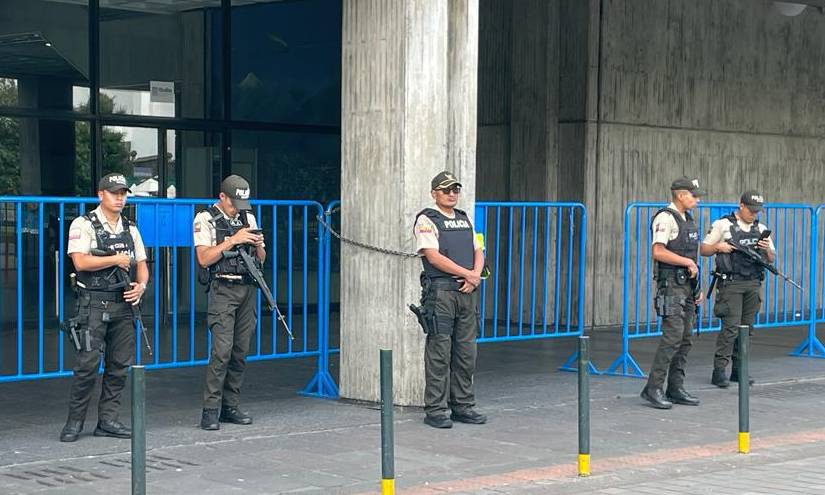 Policías custodian los accesos al Palacio Municipal en la Plaza Grande.
