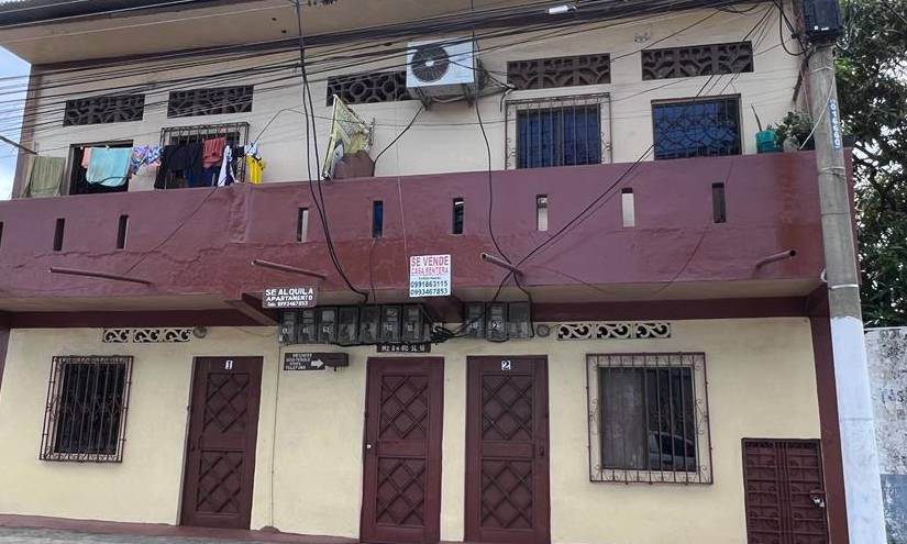 Vivienda con el letrero de se vende en Durán.