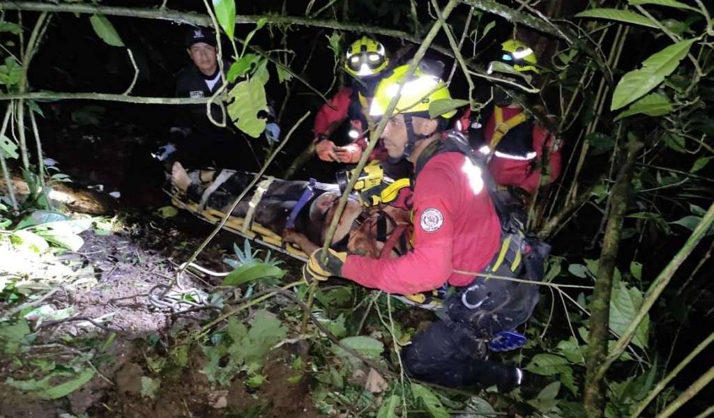 Un fallecido y tres heridos tras caída de un bus en Sucumbíos