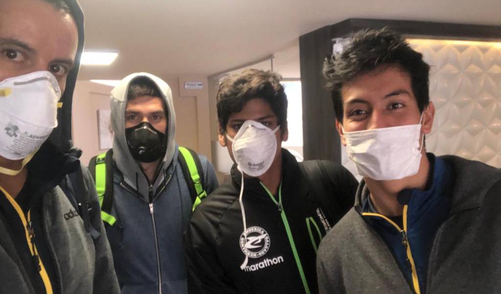 Nadadores ecuatorianos regresan tras 45 días anclados en Bolivia por el COVID-19