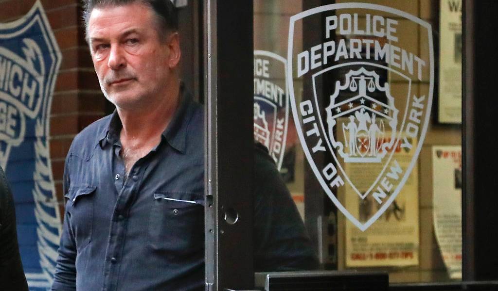 Alec Baldwin niega acusaciones de que golpeó a transeúnte