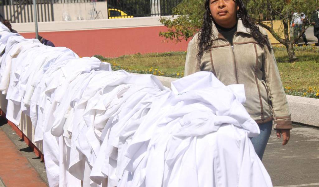 Médicos de Portoviejo y Cuenca cuelgan mandiles en protesta a Código Penal
