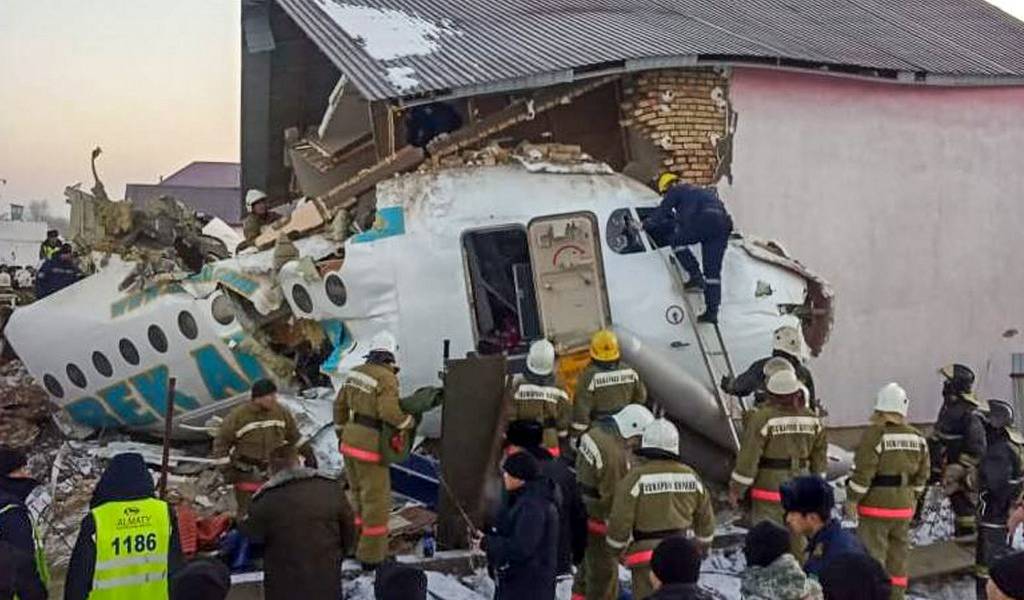 Al menos 15 muertos al estrellarse avión de pasajeros en Kazajistán