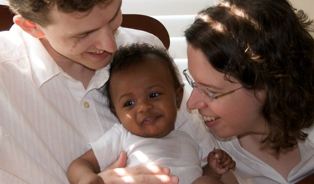 Trámite para adoptar niños promete ser más ágil en Ecuador