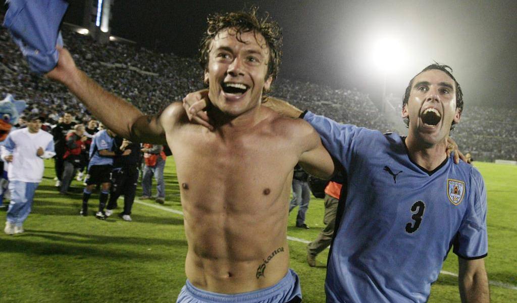 Uruguay recupera a su mejor zaga para medirse a la &#039;Tricolor&#039;