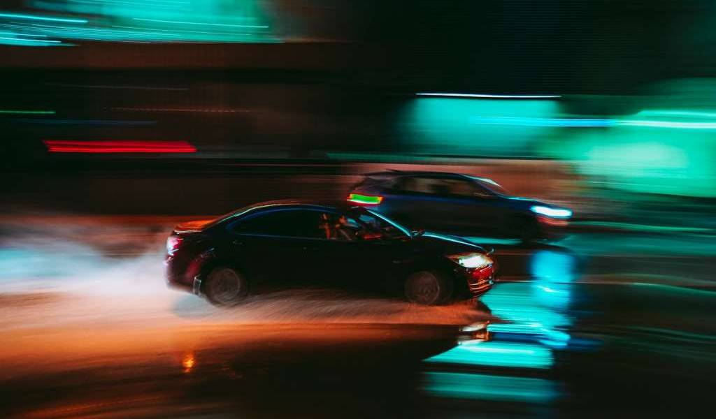 Varios carros chocan y lanzan chispas por los aires