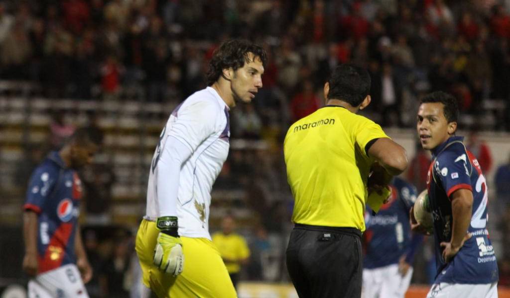 Fabián Carini y nueve jugadores más separados de Deportivo Quito