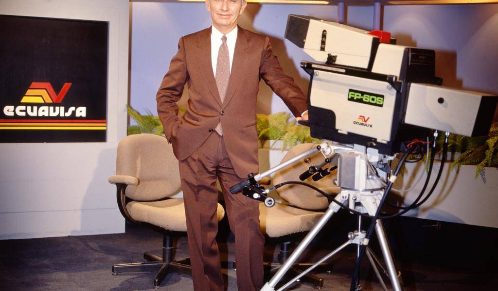 Alfonso Espinosa de los Monteros recibe premio Insignia del Orgullo Ecuatoriano