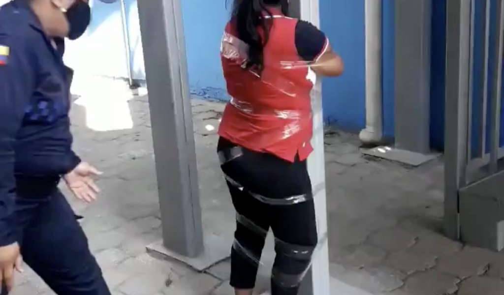 Detienen a exagente de Durán acusada de agredir a comerciante