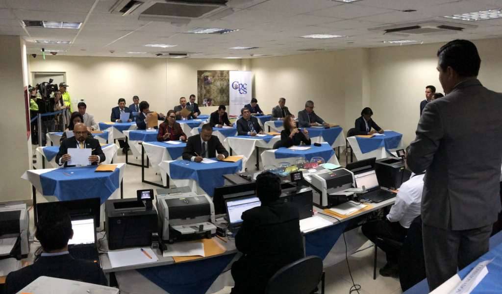 17 aspirantes a fiscal general rindieron examen escrito