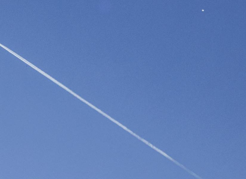 Un avión comercial (i) vuela por debajo del globo espía chino (d) detectado en el espacio aéreo estadounidense, este sábado en Charlotte.