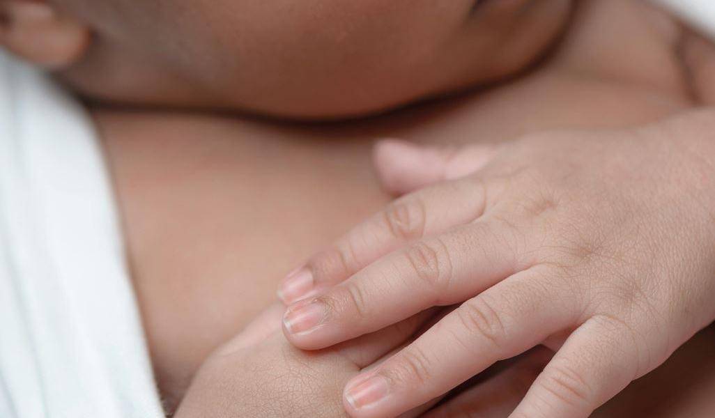 Quito | Un padre denuncia que su bebé puede perder el brazo por negligencia médica; Ministerio de Salud se pronuncia