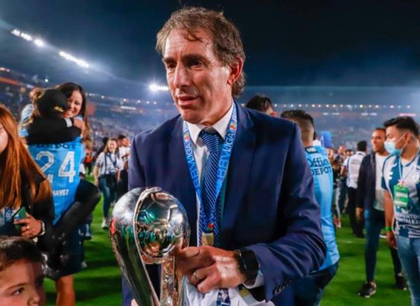 Almada con el trofeo de la Concachampions en Pachuca.