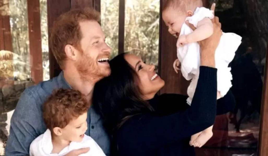 El príncipe Harry y Meghan Markle hacen pública la primera imagen de su hija Lilibet