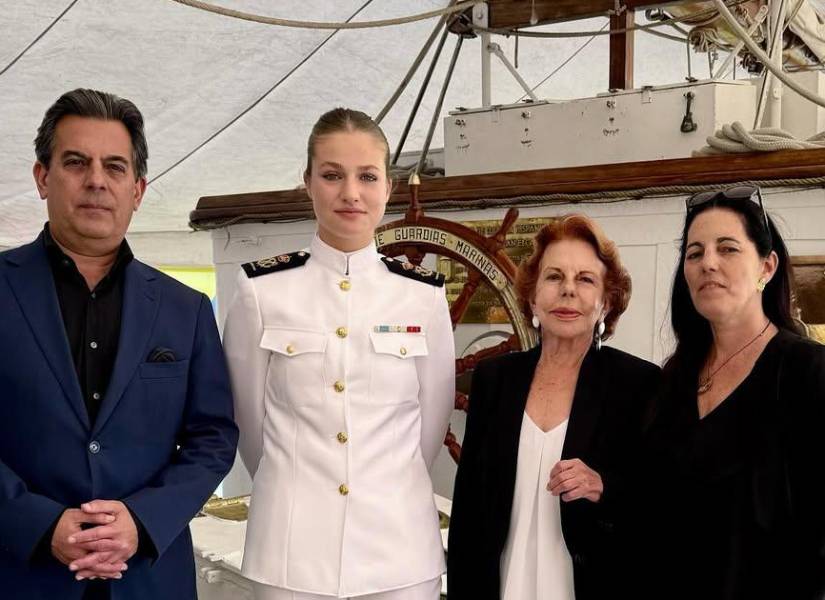 Leonor junto a Patricia Llosa y sus hijos, Gonzalo y Morgana, durante la escala en El Callao, Perú.