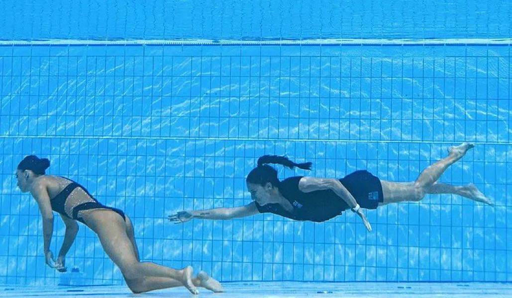 Rescatan a nadadora tras desmayarse en el agua
