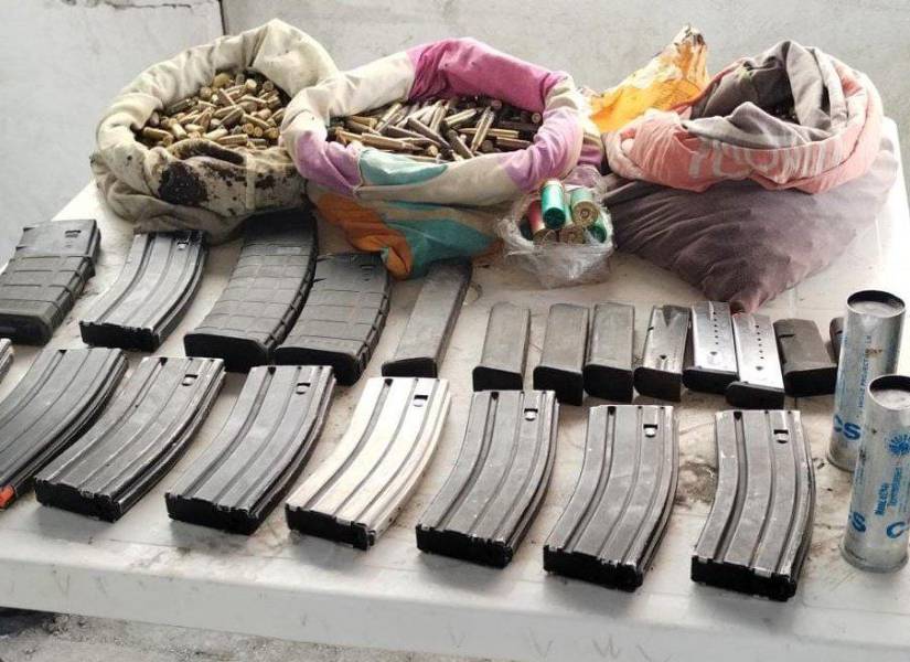 Alimentadoras de fusil y municiones incautadas en la Penitenciaría del Litoral.