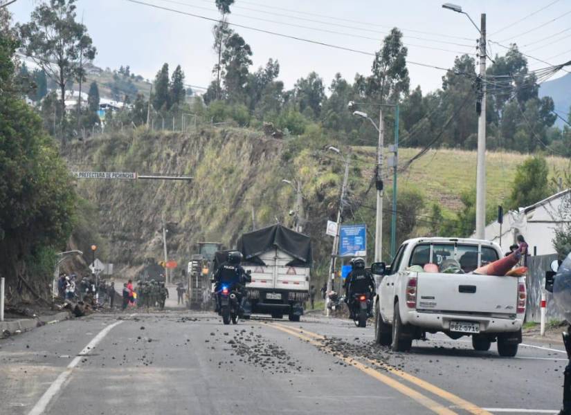 Policías despejan la vía Ibarra-Otavalo.