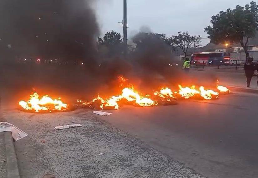 Dos carriles de la avenida Narcisa de Jesús, en el norte de Guayaquil, a la altura de la ciudadela Veranda, fueron bloqueados la mañana de este martes 23 de septiembre.