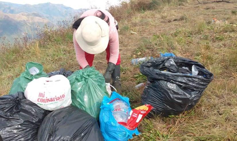 El centro del Cerro Puñay realizó una minga para recoger basura abandonada por los turistas.