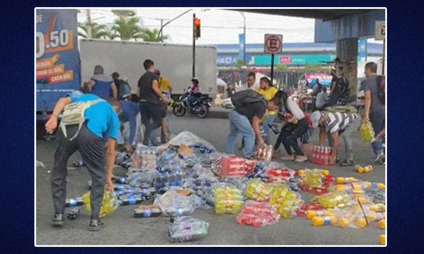 Acción ejemplar en Guayaquil se viraliza en redes: ciudadanos ayudaron a recoger bebidas que cayeron de un camión