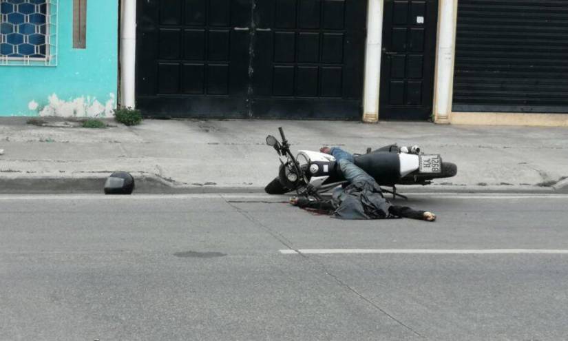 Un individuo que se movilizaba en una moto por la avenida Bolívar Madero Vargas fue acribillado.
