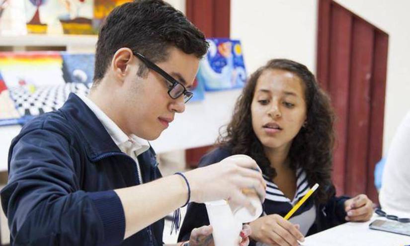Imagen de archivo de estudiantes en un aula.