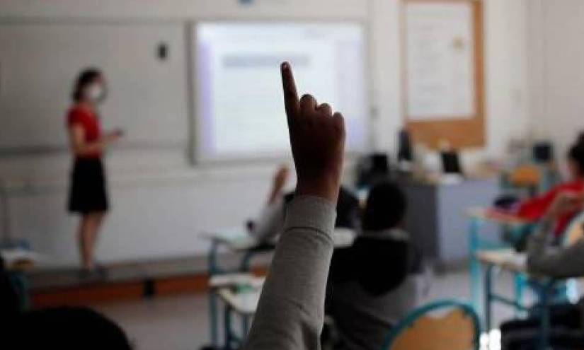 Imagen de archivo de estudiantes en un salón de clases.