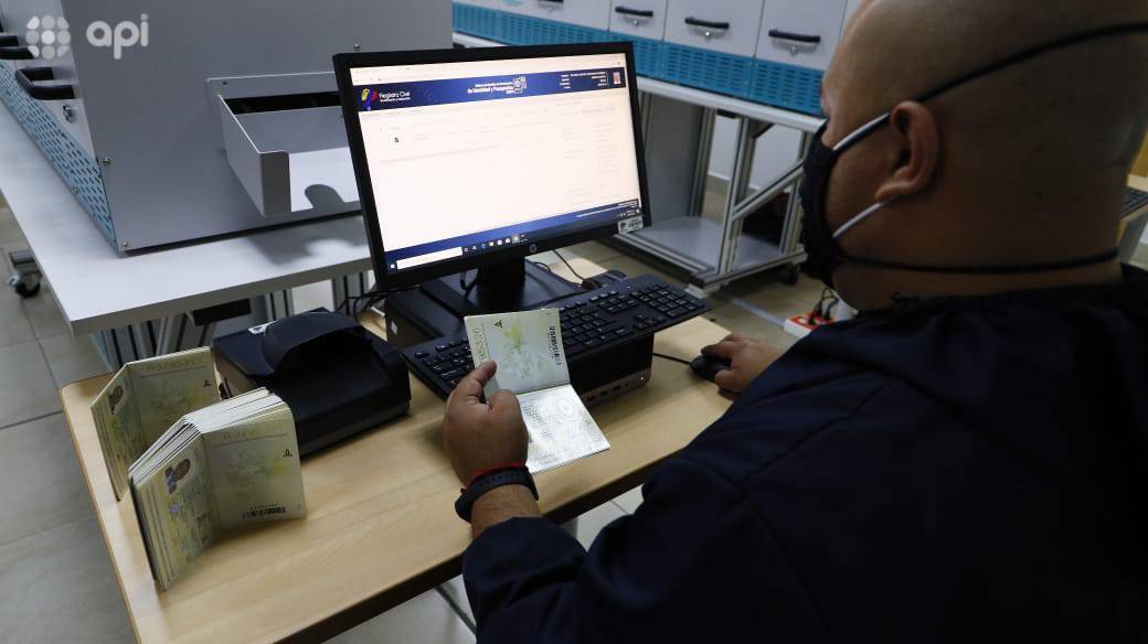 La demanda por obtener el pasaporte se ha duplicado en Quito