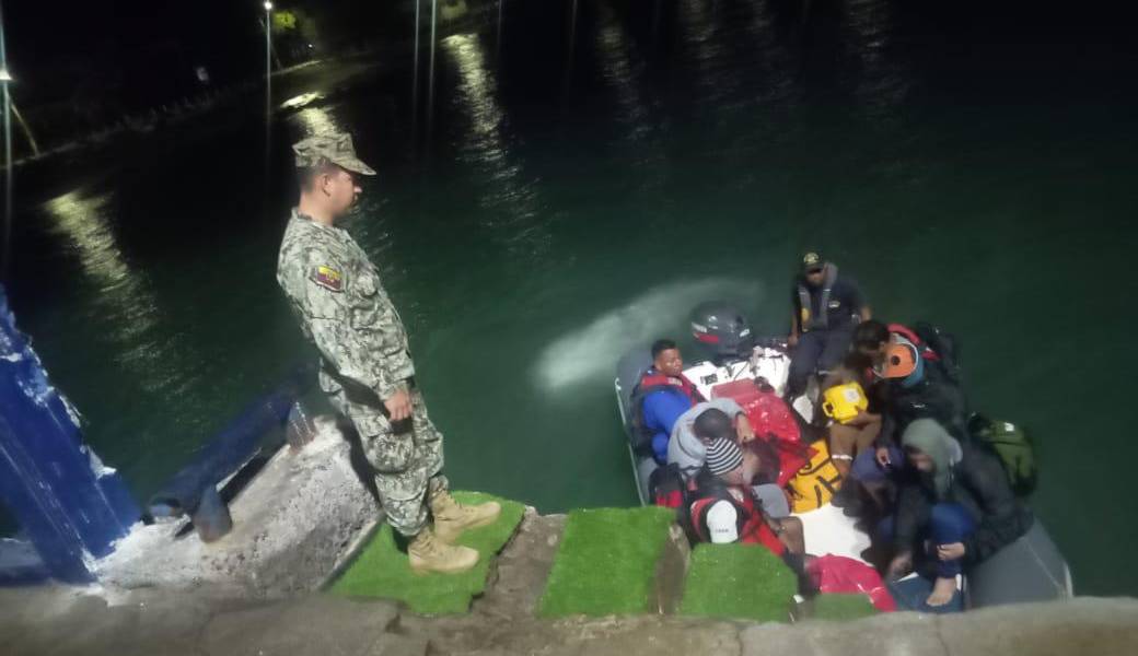 La Armada de Ecuador rescata a siete personas de un buque turístico naufragado en Galápagos