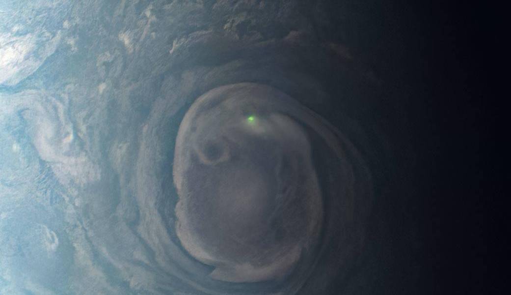 La NASA captura la imagen de un rayo en Júpiter