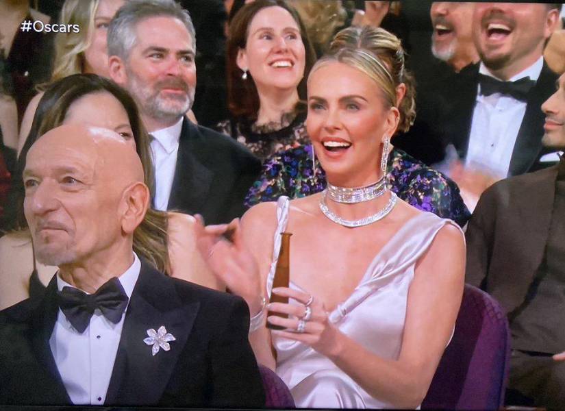 La actriz Charlize Theron con su tequila.