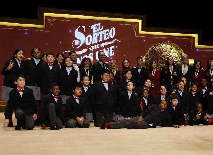 MADRID, 22/12/2025.- Los niños de San Ildefonso posan tras la celebración del Sorteo Extraordinario de Navidad este lunes en el Teatro Real de Madrid. EFE/Chema Moya