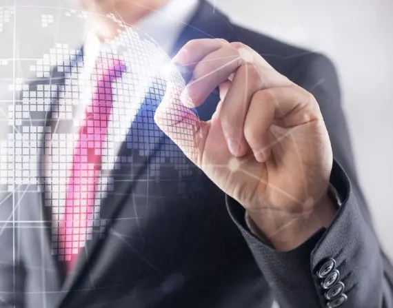 Imagen referencial de una persona señalando los índices del riesgo país.