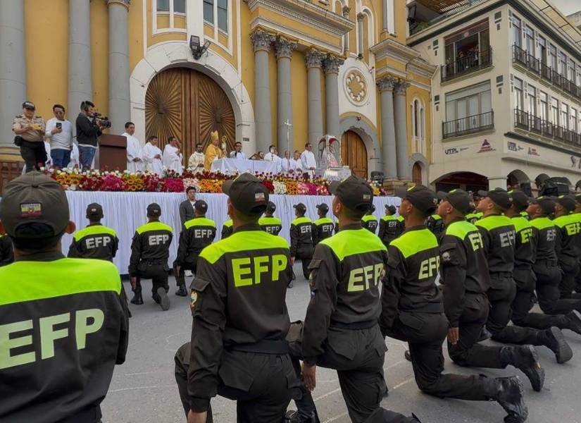 La imagen de la eucaristía campal por la Virgen del Cisne, resguardada por aspirantes de la Escuela de Formación de Policías (EFP), este 1 de noviembre.