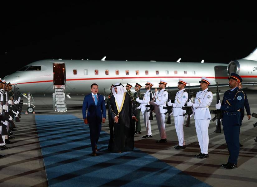 El jefe de Estado fue recibido por el ministro de Justicia de los EAU.