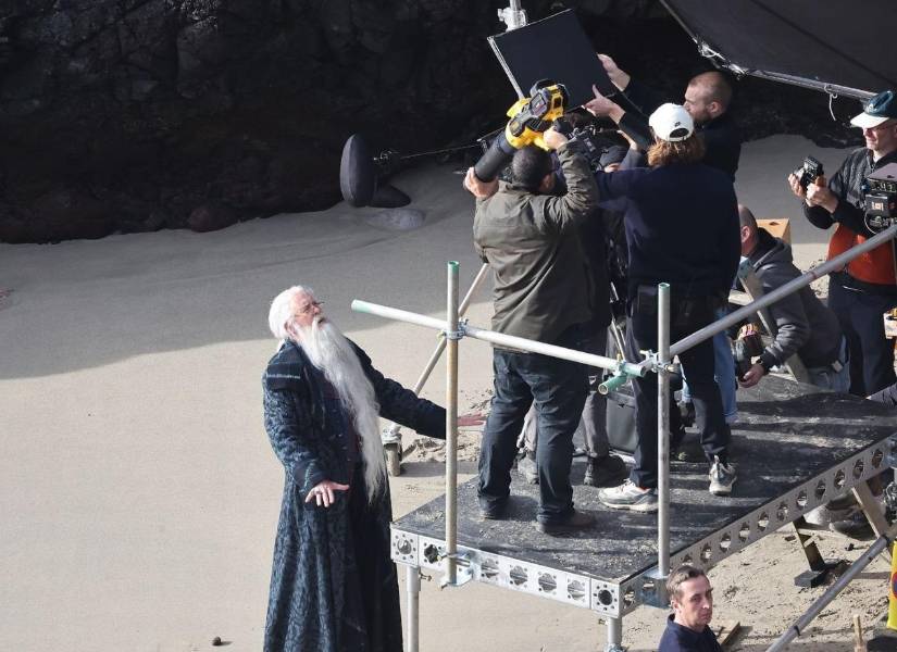 John Lithgow en el papel de Dumbledore en las playas de Cornualles, Reino Unido.
