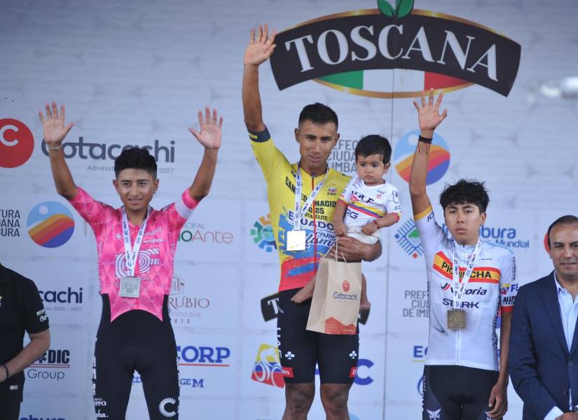Alexander Cepeda (I), Jhonatan Narváez y Mateo Ramírez (D) en el podio del Nacional de Ruta.
