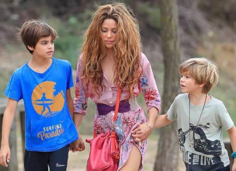 Shakira y sus hijos Milan y Sasha en Barcelona, España.