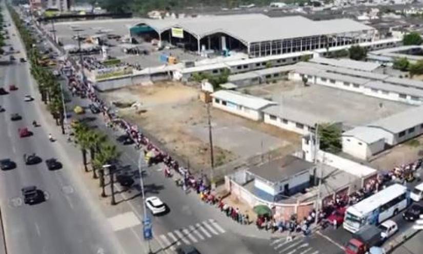 Tercer día de aglomeraciones en los vacunatorios del Municipio de Guayaquil