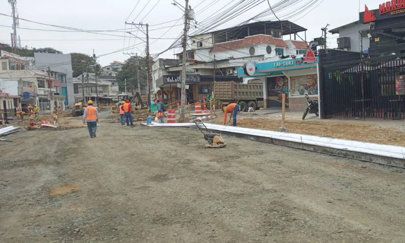 En la calle Guayacanes, en Urdesa, se regenera la vía donde hay varios restaurantes.