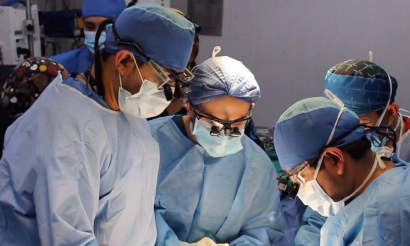 20 médicos participaron en la cirugía de trasplante.