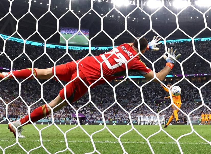 Emiliano Martínez atajó dos penales a Países Bajos y aseguró la clasificación de Argentina a semifinales del Mundial Qatar 2022.