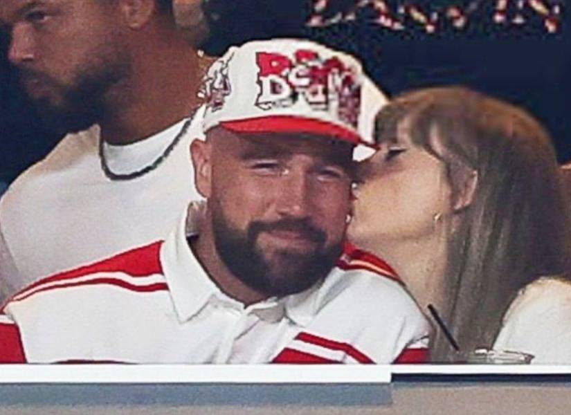 Taylor Swift y Travis Kelce durante un encuentro de los Kansas City Chiefs.