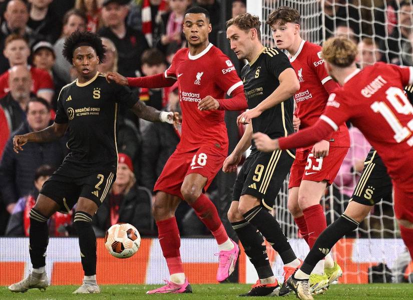 Ángelo Preciado disputó todo el partido, pero el Sparta Praga perdió estrepitósamente ante el Liverpool.