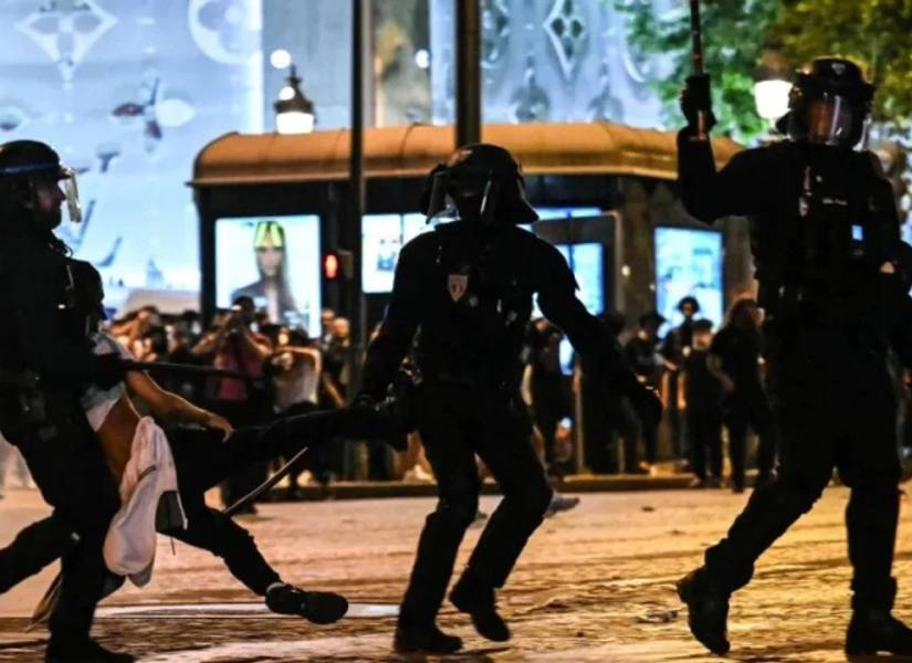 Momento en el que policías antidisturbios de Francia detienen a un aficionado.