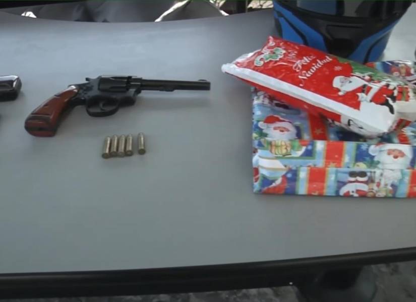 Arma de fuego se ocultaba en una funda de regalo.