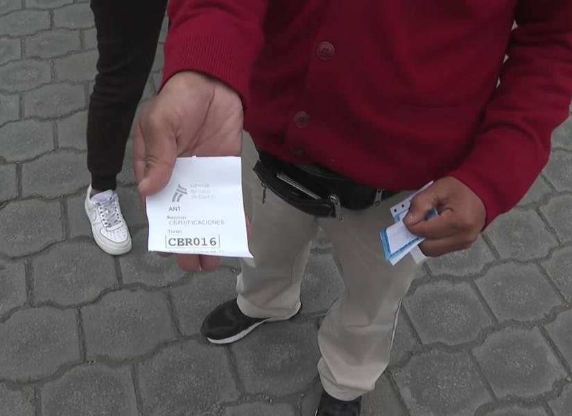 Un ciudadano muestra su turno para recibir un servicio en la ANT.